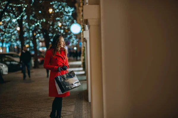 Divertimento Invernale Elegante Donna Viaggiatore Solista Sorridente Cappotto Rosso Berretto — Foto Stock