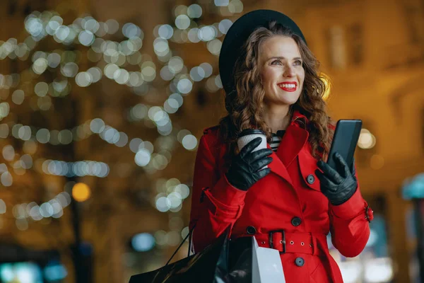 Winter Fun Smiling Stylish Woman Red Coat Black Beret Shopping — Zdjęcie stockowe