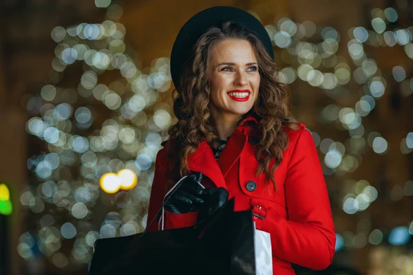 Χειμερινή Διασκέδαση Χαμογελαστή Νεαρή Γυναίκα Σόλο Άτομο Κόκκινο Παλτό Και — Φωτογραφία Αρχείου