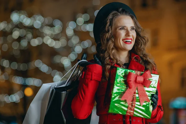Kış Eğlencesi Kırmızı Ceketli Siyah Bereli Alışveriş Çantalı Hediyeli Yaşındaki — Stok fotoğraf