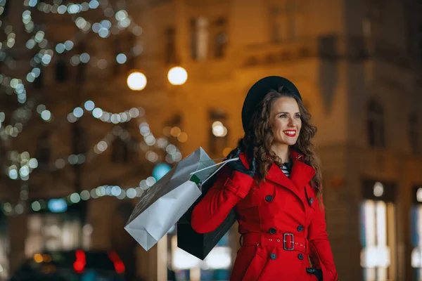 Zimowa Zabawa Uśmiechnięta Elegancka Kobieta Shopper Czerwonym Płaszczu Czarny Beret — Zdjęcie stockowe