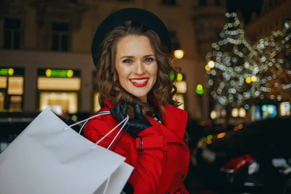 Zimní Zábava Portrét Usměvavé Stylové Ženy Červeném Kabátě Černém Baretu — Stock fotografie