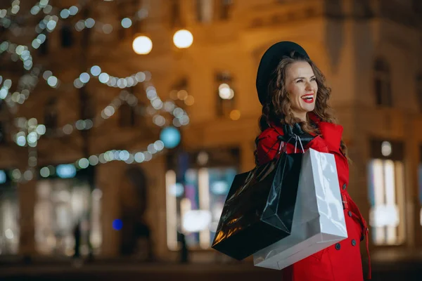 Winter Fun Happy Stylish Woman Red Coat Black Beret Shopping — Stock Photo, Image