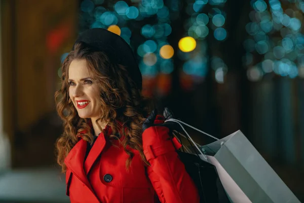 Zimní Zábava Usmívající Trendy Žena Červeném Kabátě Černém Baretu Nákupními — Stock fotografie