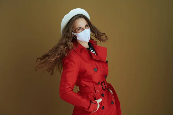 Vita Durante Pandemia Covid Donna Elegante Sorridente Cappotto Rosso Sullo — Foto Stock