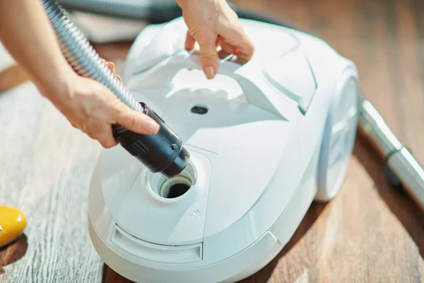 Gros Plan Sur Femme Avec Aspirateur Insérant Tuyau Dans Maison — Photo