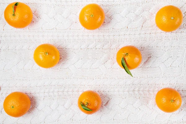 Couche Plate Hiver Avec Des Mandarines Sur Fond Tricoté Blanc — Photo