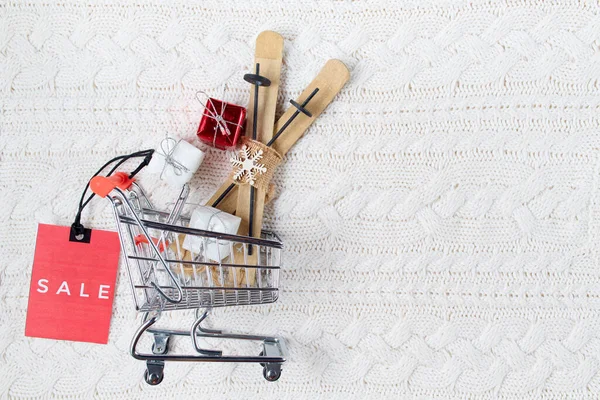 Winter Flat Lay Sale Tag Presents Shopping Cart White Knitted — Stok fotoğraf