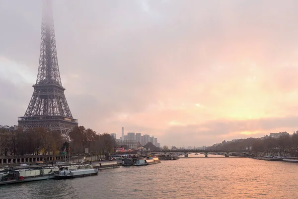 Пейзаж Эйфелевой Башней Туман Река Сена Париже Франция Закате — стоковое фото
