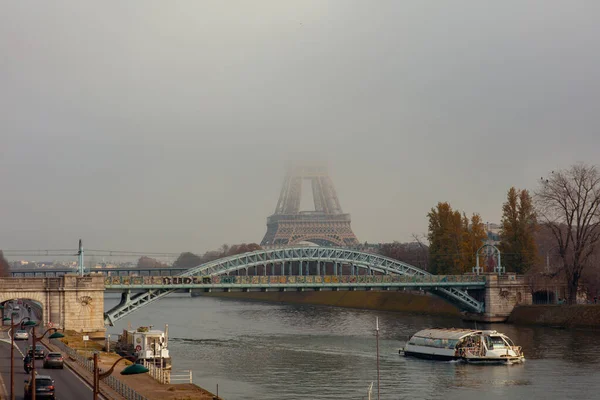 Paisagem Com Torre Eiffel Nevoeiro Rio Sena Paris França Noite — Fotografia de Stock