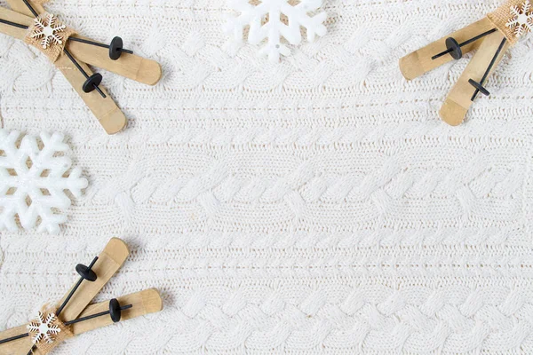 Inverno Flat Lay Com Esquis Flocos Neve Fundo Malha Branca — Fotografia de Stock