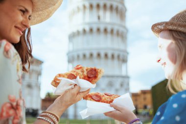 Pisa, İtalya 'da Leaning Tower yakınlarında pizzayla moda aileye yakın çekim..