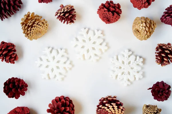 Inverno Flat Lay Com Flocos Neve Cones Coníferas Fundo Branco — Fotografia de Stock