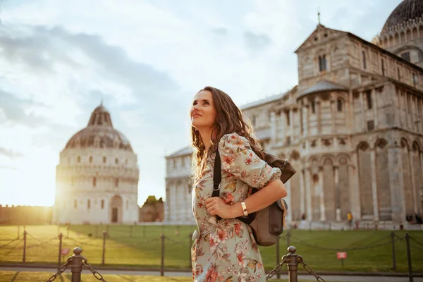 Sorrindo Mulher Viajante Moda Vestido Floral Com Mochila Apreciando Passeio — Fotografia de Stock