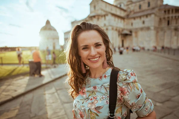 Sonriente Mujer Viajero Mediana Edad Con Estilo Vestido Floral Con —  Fotos de Stock