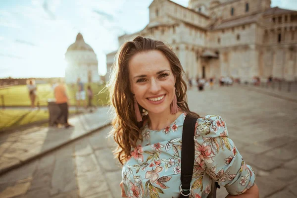 Sorridente Elegante Donna Viaggiatore Mezza Età Abito Floreale Con Zaino — Foto Stock