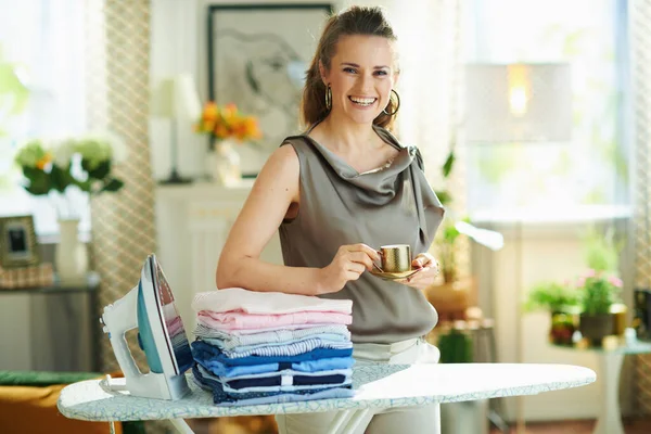 Retrato Mujer Feliz Mediana Edad Blusa Seda Pantalones Beige Con — Foto de Stock