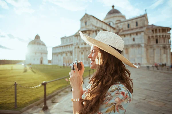 Sonriente Mujer Moderna Vestido Floral Con Cámara Retro Sombrero Cerca — Foto de Stock