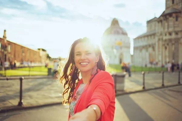 Sonriente Mujer Moda Vestido Floral Tomar Selfie Explorar Atracciones Con — Foto de Stock