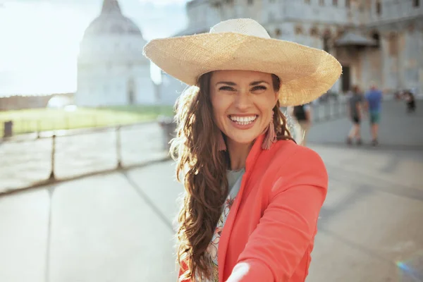 Glückliche Elegante Reisende Floralem Kleid Mit Hut Die Sehenswürdigkeiten Auf — Stockfoto