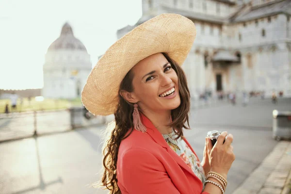 Feliz Joven Turista Solista Vestido Floral Con Cámara Retro Sombrero —  Fotos de Stock
