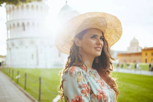 Mujer Moda Pensativa Vestido Floral Con Sombrero Teniendo Recorrido Pie — Foto de Stock