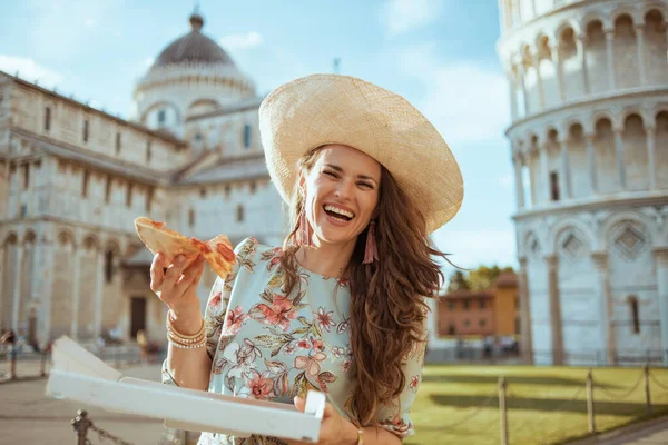 Mujer Elegante Sonriente Vestido Floral Con Pizza Sombrero Cerca Torre — Foto de Stock