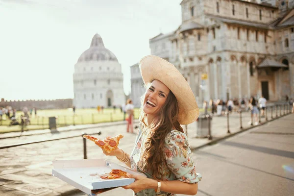 Gelukkige Stijlvolle Vrouw Bloemen Jurk Met Pizza Hoed Buurt Van — Stockfoto