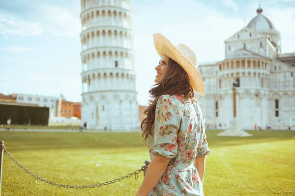 Sorridente Jovem Viajante Solo Mulher Vestido Floral Com Chapéu Explorar — Fotografia de Stock