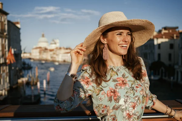 Sonriente Mujer Elegante Vestido Floral Con Sombrero Explorar Atracciones Puente —  Fotos de Stock