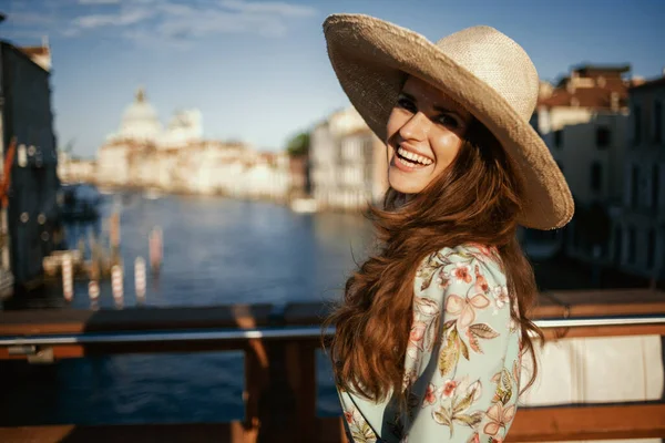 Sorrindo Moderna Mulher Viajante Meia Idade Vestido Floral Com Chapéu — Fotografia de Stock