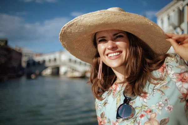 Mulher Viajante Elegante Feliz Vestido Floral Com Óculos Sol Chapéu — Fotografia de Stock