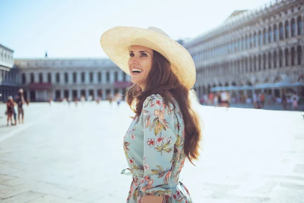 Felice Donna Elegante Abito Floreale Con Cappello Esplorare Attrazioni Piazza — Foto Stock