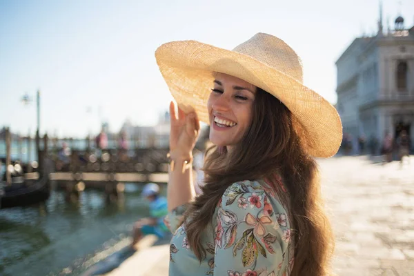 Donna Tendenza Sorridente Abito Floreale Con Cappello Avendo Escursione Argine — Foto Stock