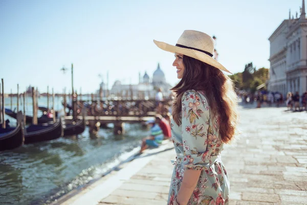 幸せな若いソロ旅行者の女性の花のドレスで帽子観光ヴェネツィア イタリアの堤防 — ストック写真