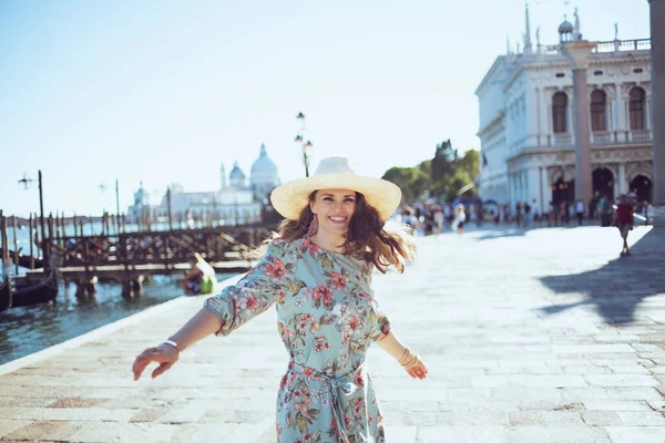 Feliz Mujer Viajera Moderna Mediana Edad Vestido Floral Con Sombrero —  Fotos de Stock