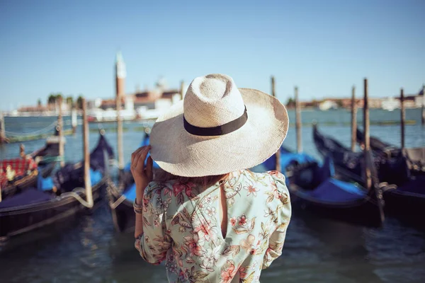 Visto Desde Atrás Mujer Moda Vestido Floral Con Sombrero Turismo —  Fotos de Stock