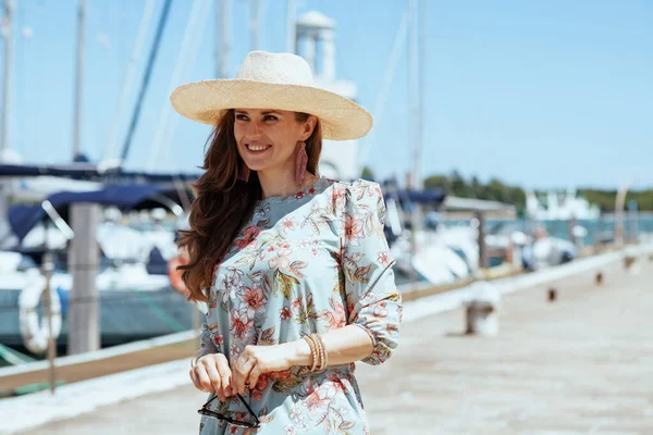 Feliz Elegante Solo Turista Mulher Vestido Floral Com Óculos Sol — Fotografia de Stock