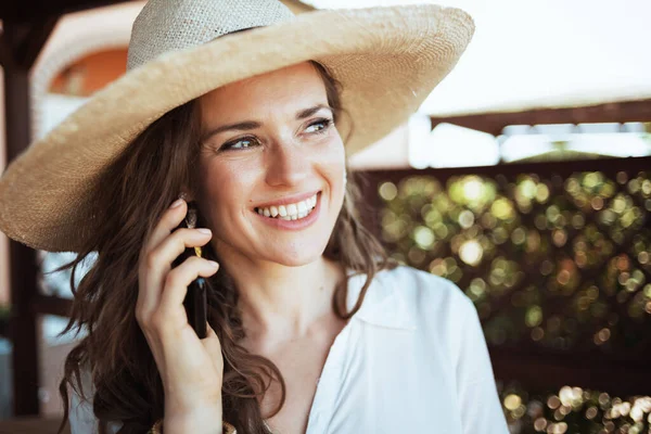 Feliz Anos Idade Mulher Camisa Branca Com Chapéu Falando Smartphone — Fotografia de Stock