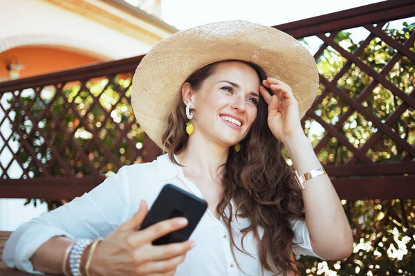 Happy Modern Years Old Housewife White Shirt Hat Using Smartphone — Stock Photo, Image