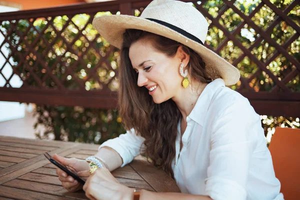 Glücklich Trendige Jährige Hausfrau Weißem Hemd Mit Hut Sms Senden — Stockfoto