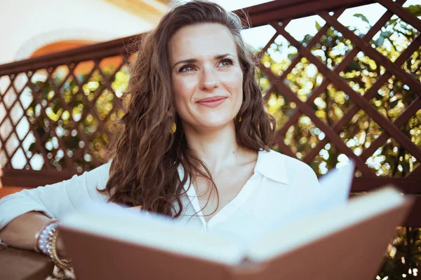 Feliz Jovem Dona Casa Camisa Branca Com Livro Terraço Hotel — Fotografia de Stock