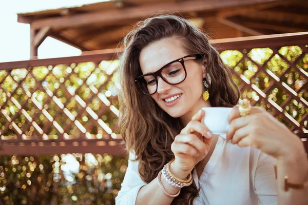Versonnen Stylische Jährige Hausfrau Weißen Hemd Mit Tasse Kaffee Und — Stockfoto