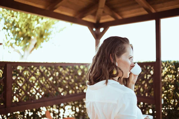 Relaxado Elegante Mulher Meia Idade Camisa Branca Com Xícara Café — Fotografia de Stock