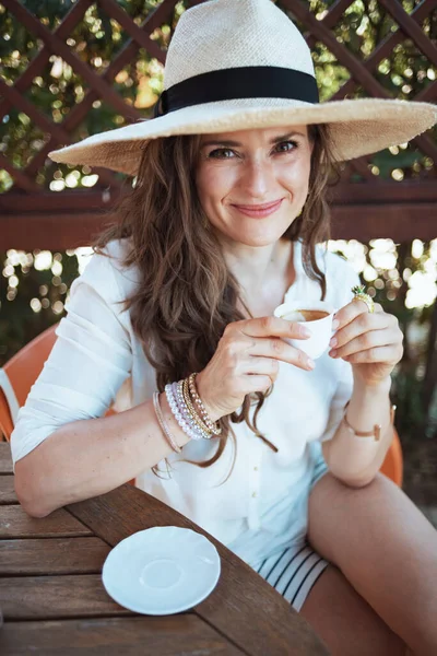 Glücklich Trendige Frau Mittleren Alters Weißem Hemd Mit Tasse Kaffee — Stockfoto