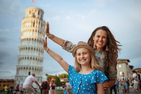 Gelukkige Elegante Moeder Dochter Poseren Bij Scheve Toren Pisa Italië — Stockfoto