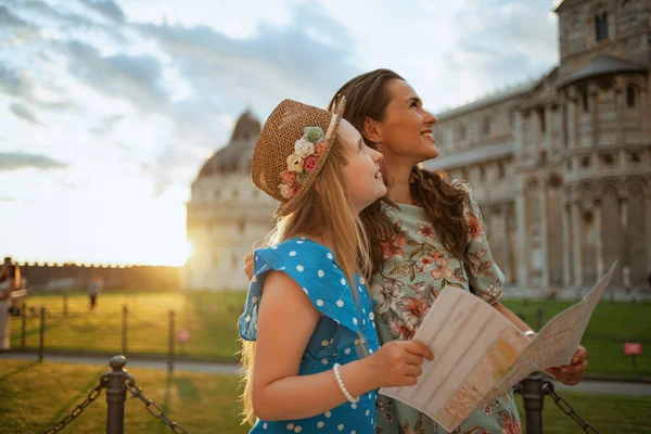 Lykkelig Moderne Mor Datter Med Kort Sightseeing Nær Duomo Pisa - Stock-foto
