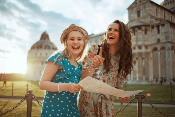 Happy Trendy Family Map Enjoying Promenade Duomo Pisa — Stock Photo, Image