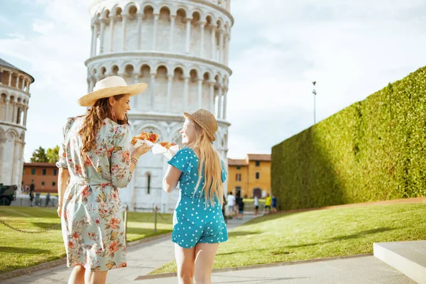 Счастливая Молодая Мать Дочь Пиццей Возле Опорной Башни Пизе Италия — стоковое фото