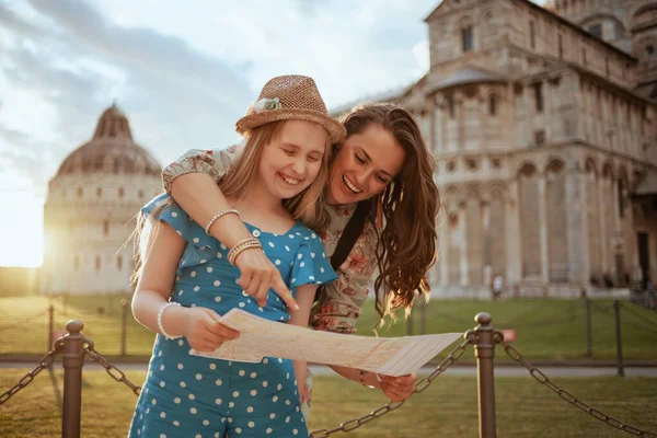 Feliz Jovem Mãe Filha Com Mapa Tendo Excursão Perto Cattedrale — Fotografia de Stock